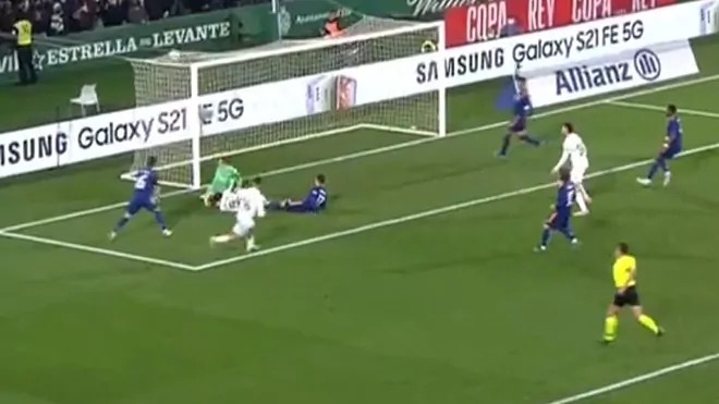  拜仁多特巅峰对决主裁争议判罚引争议  