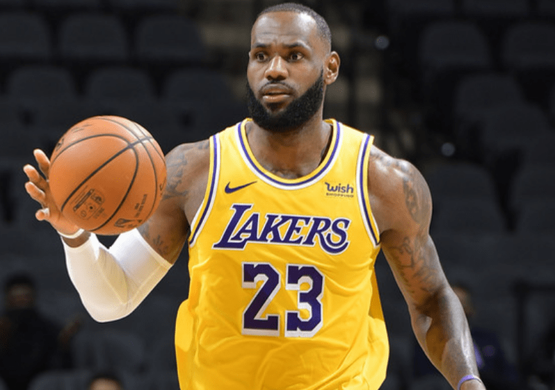  詹姆斯三双助湖人险胜马刺  